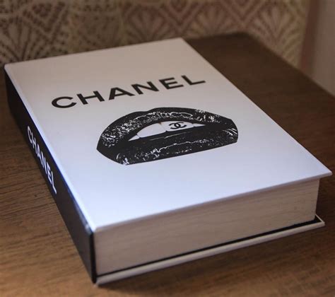 capa de livro chanel para imprimir